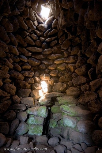 5) Nuraghe Aiga (40D_8153_1rid).jpg - Il raggio di luce alle ore 10:21 (le 11:21 dell'ora legale).